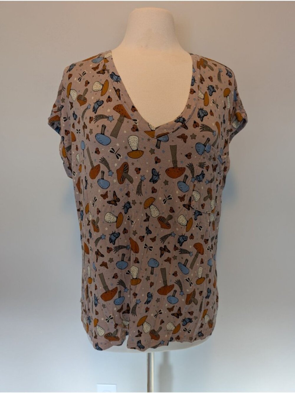 No Boundaries XXXL (21) Junior Mushroom v-neck T-Shirt Fairy Groovy Whimsical